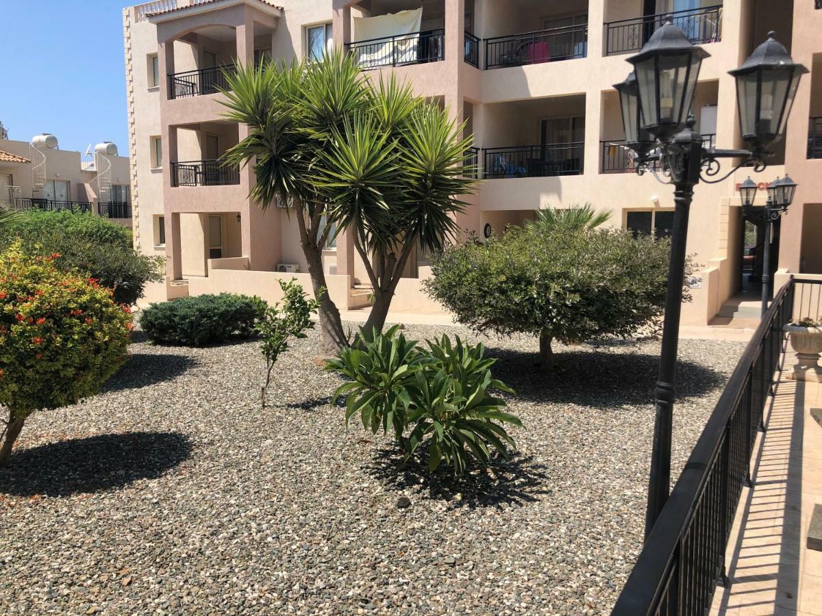 Royal Seacrest Apartment Paphos Extérieur photo