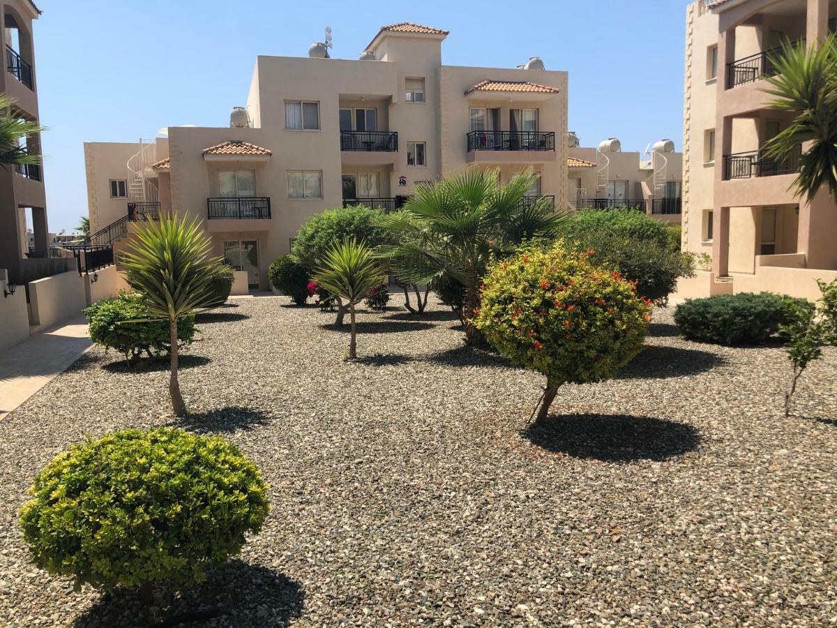 Royal Seacrest Apartment Paphos Extérieur photo