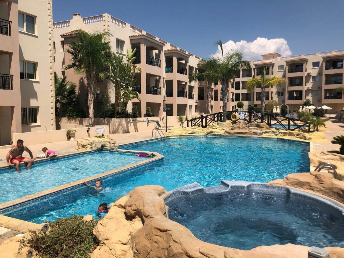 Royal Seacrest Apartment Paphos Extérieur photo