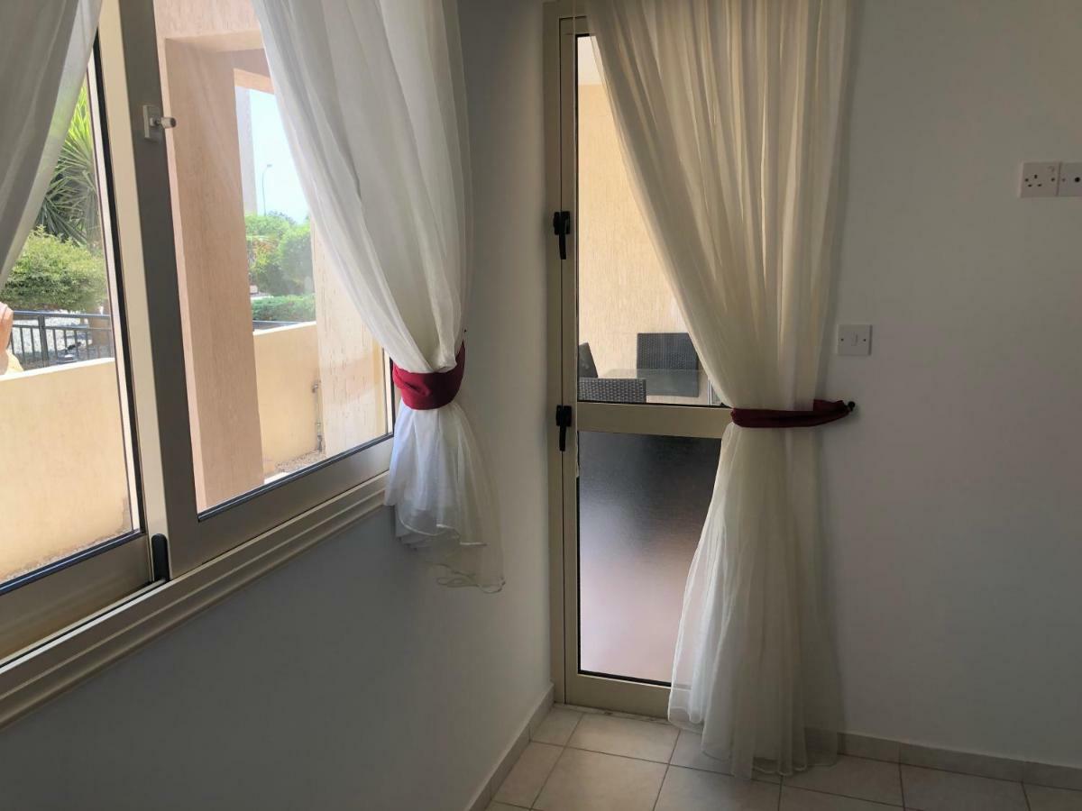 Royal Seacrest Apartment Paphos Extérieur photo