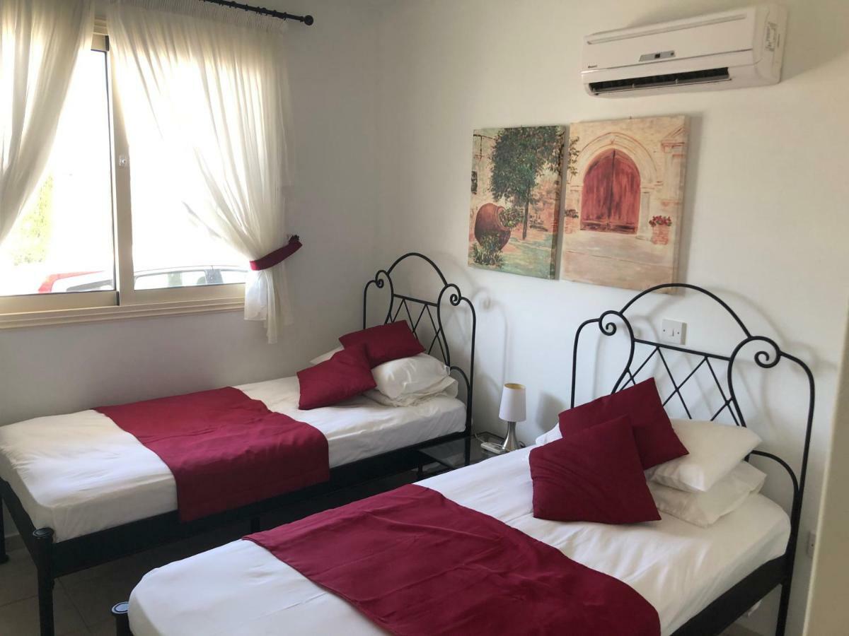 Royal Seacrest Apartment Paphos Extérieur photo