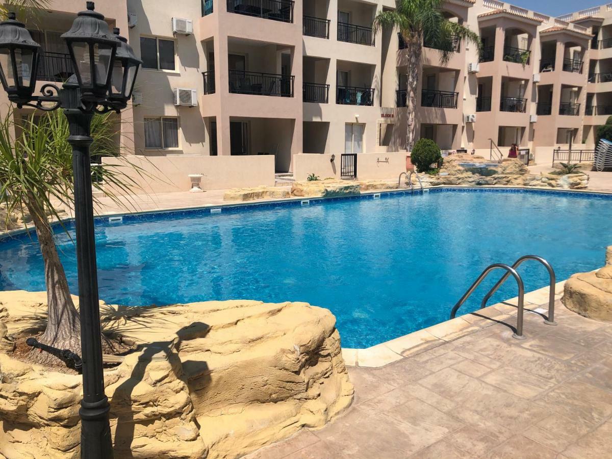 Royal Seacrest Apartment Paphos Extérieur photo